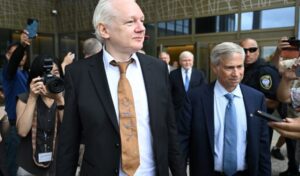 Assange je slobodan, ali SAD nije odustao od zastrašivanja novinara