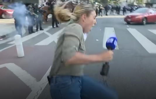 Više od 25 napada na novinare tokom protesta u Los Angelesu