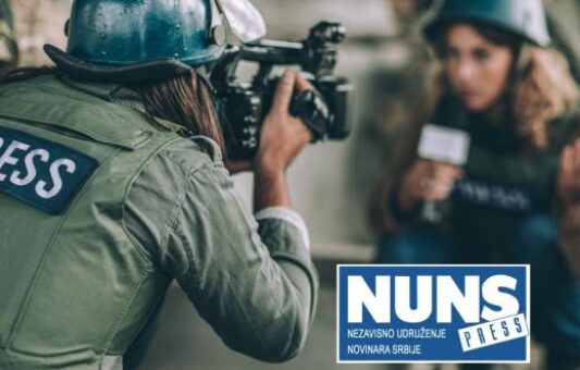 Novinari napadnuti ispred Skupštine Srbije, NUNS poziva na istragu