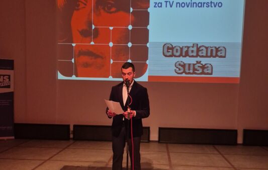 Novinaru televizije Nova Radovanu Seratliću uručena nagrada „Gordana Suša“
